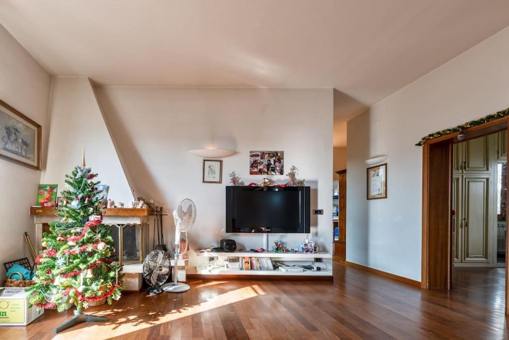 35 Min Da Firenze - Spazioso Appartamento Con Vasca Villa  Luaran gambar